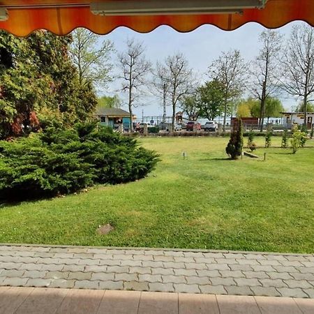 Igenyes 4 Fos Apartman Koezvetlen A Strandnal Apartment Csopak Ngoại thất bức ảnh