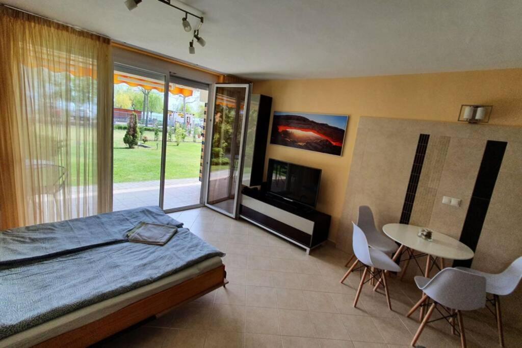 Igenyes 4 Fos Apartman Koezvetlen A Strandnal Apartment Csopak Ngoại thất bức ảnh